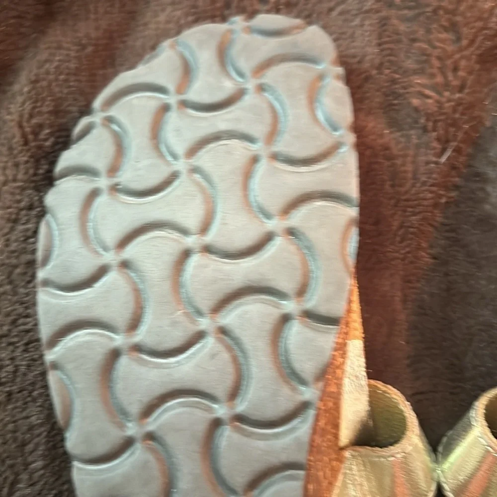 NWOB ITALIAN SHOEMAKERS Metallic Gold Thong Sandal Sz 8